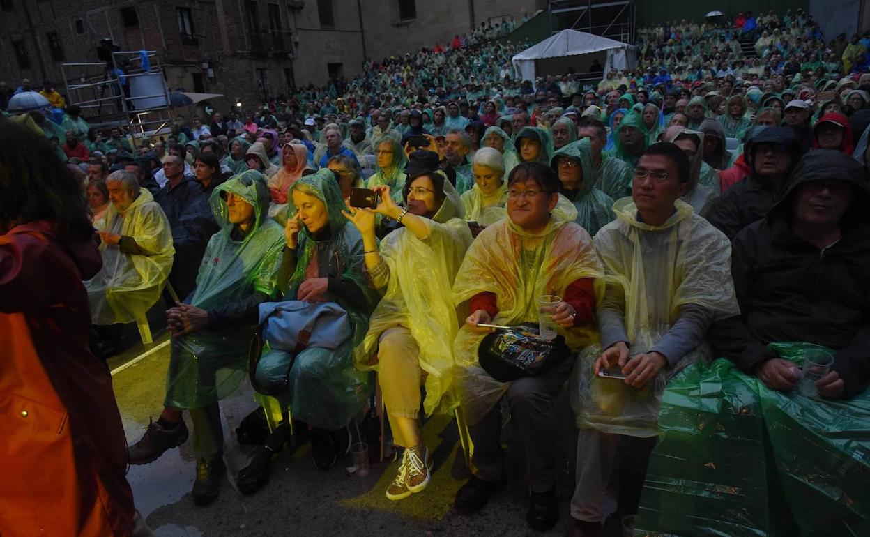 La imagen de la Plaza de la Trinidad repleta de espectadores enfundados en los plásticos que proporciona la organización es la 'postal' de esta edición. Así han comenzado varios conciertos... 