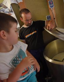 Imagen secundaria 2 - En las visitas a las queserías, tanto adultos como niños pueden aprender y ver de cerca las ovejas de las que se obtiene la leche y todo el proceso de elaboración del sabroso producto. 