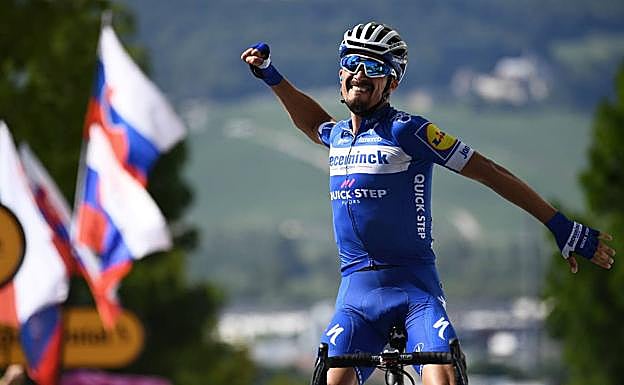 Julian Alaphilippe celebra su victoria en la tercera etapa. 
