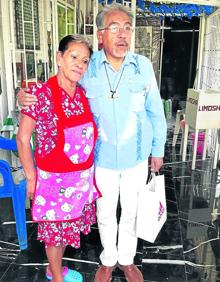 Imagen secundaria 2 - Postales. Daniel Giménez Cacho, en su 'Safari' por Tepito. Vista de los 'tianguis'. Alfonso Hernández con la ya fallecida doña Queta, encargada de la Santa Muerte.