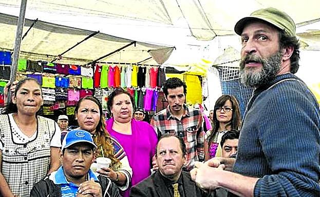 Imagen principal - Postales. Daniel Giménez Cacho, en su 'Safari' por Tepito. Vista de los 'tianguis'. Alfonso Hernández con la ya fallecida doña Queta, encargada de la Santa Muerte.