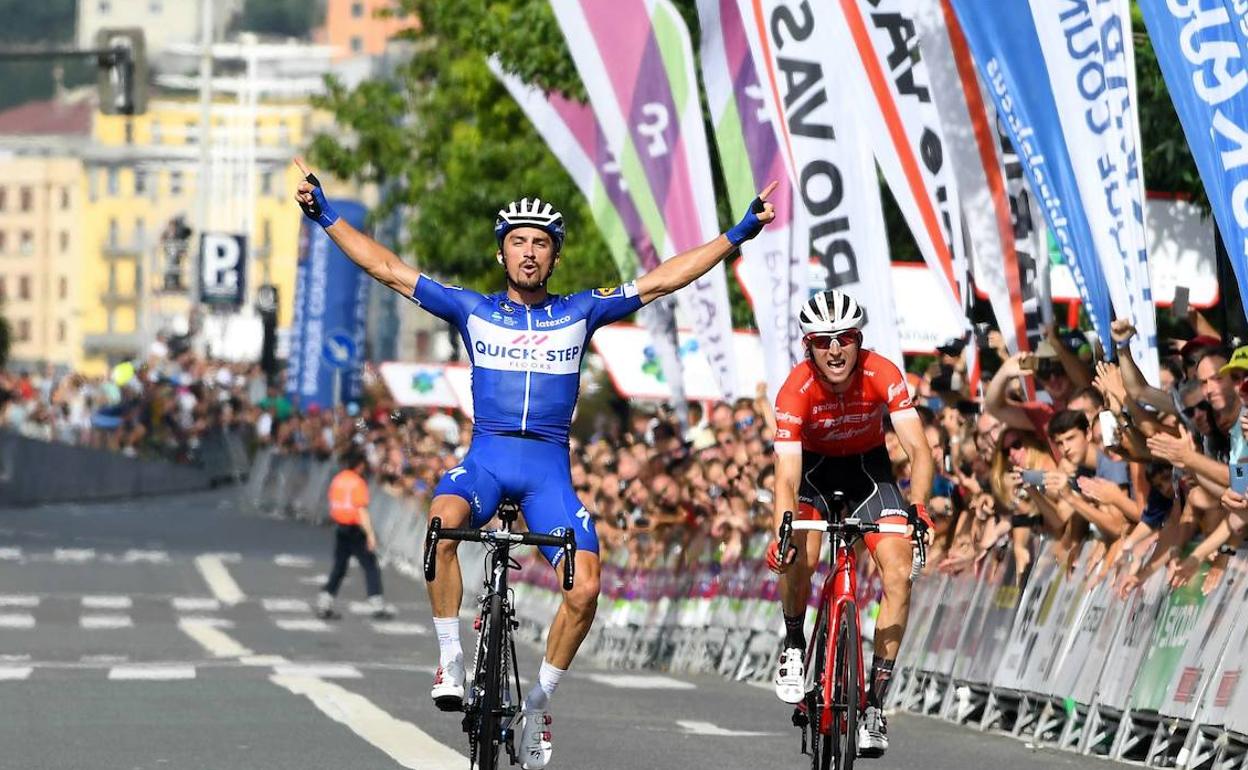 Alaphilippe celebra el triunfo en la Clásica de San Sebastián 2018 por delante de Mollema.