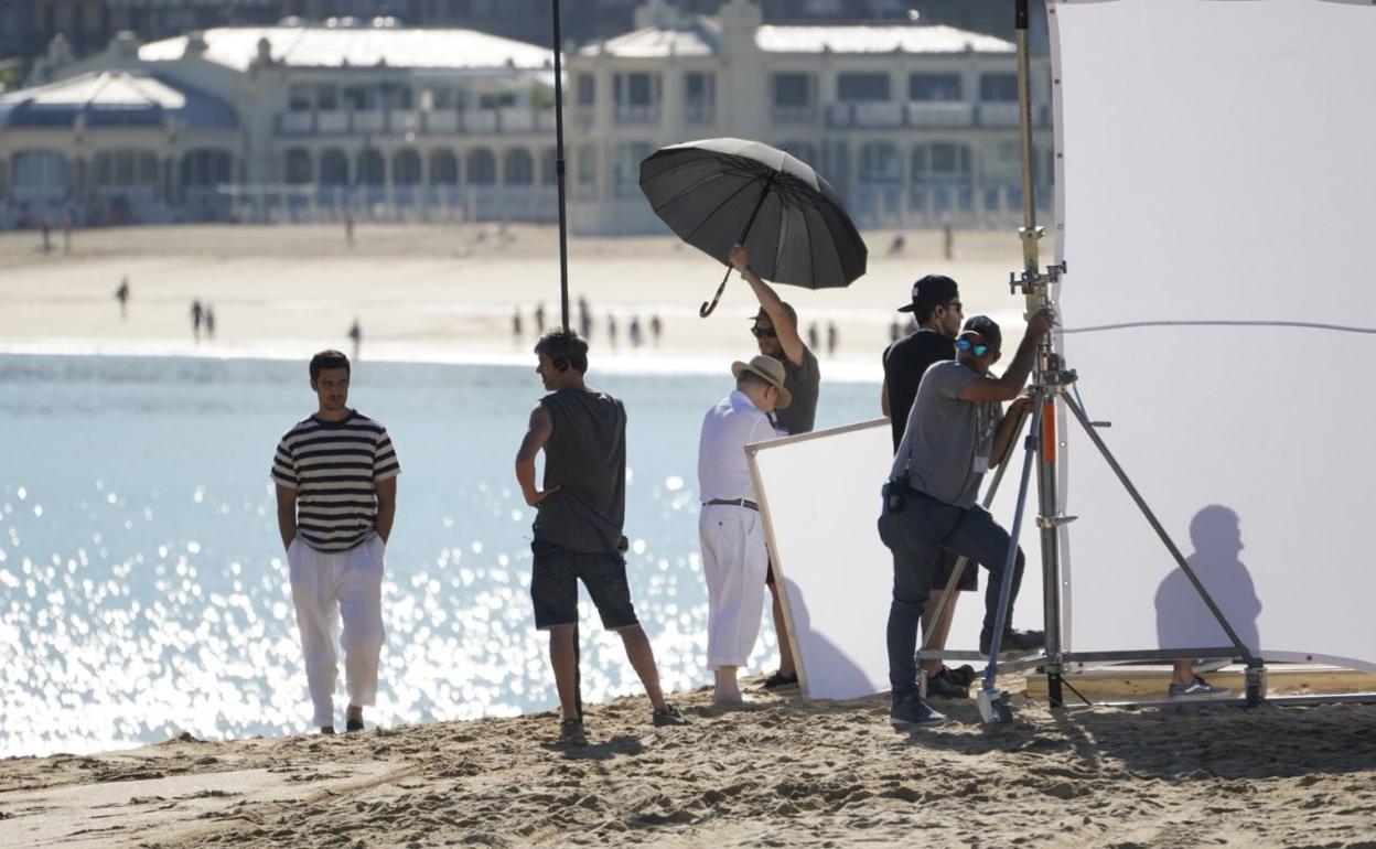 Los actores Wally Shawn y Louis Garrel, durante el rodaje en la playa de Ondarreta. 