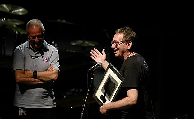 John Zorn agradece el premio que le entregó Miguel Martín, director del Jazzaldia. 