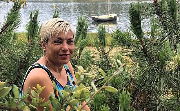 María Valiente, entre las plantas de uno de los lagos de Landas. 