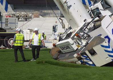 Imagen secundaria 1 - Accidente de una grúa en las obras de Anoeta