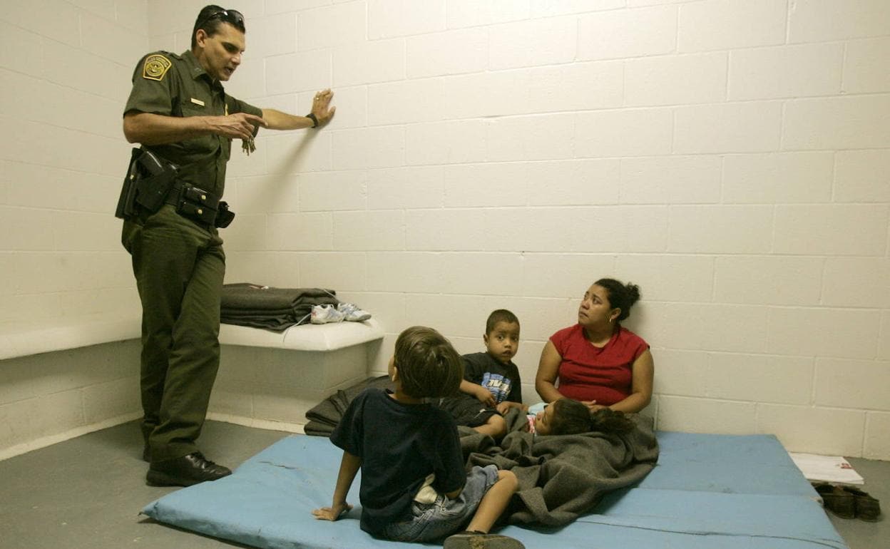 Una mujer mexicana con niños se encuentra retenida en una celda de aislamiento de la policía de fronteras estadounidense por pasar a EE UU ilegalmente.