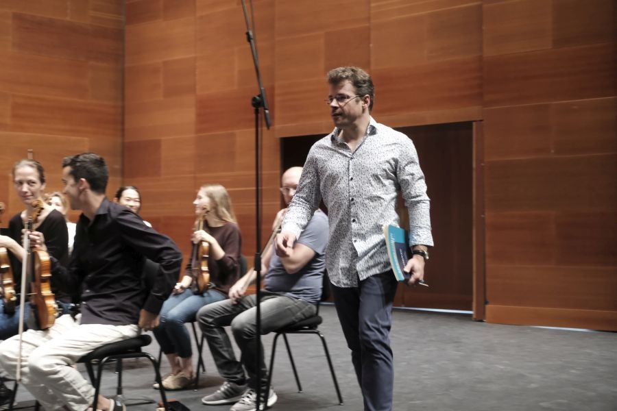 Jakub Hrusa en el ensayo de este jueves con la Mahler Chamber Orchestra. 