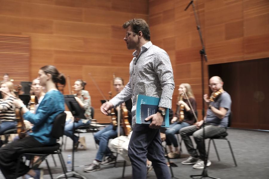 Jakub Hrusa en el ensayo de este jueves con la Mahler Chamber Orchestra. 