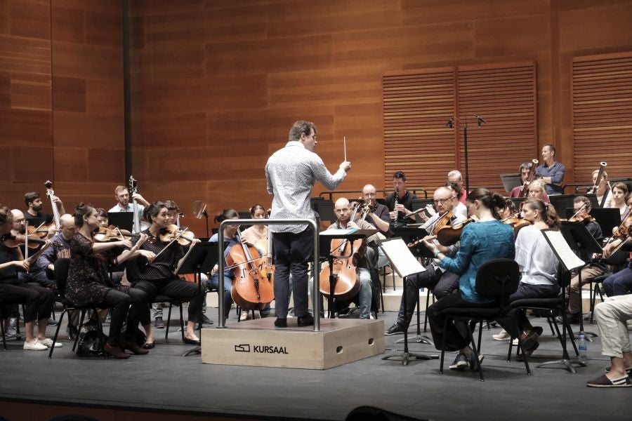 Jakub Hrusa en el ensayo de este jueves con la Mahler Chamber Orchestra. 