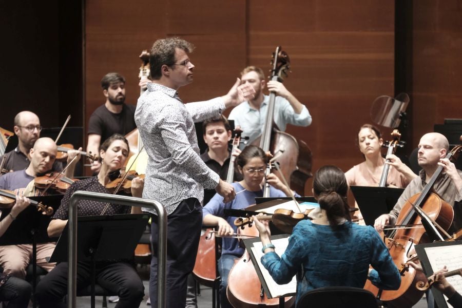 Jakub Hrusa en el ensayo de este jueves con la Mahler Chamber Orchestra. 