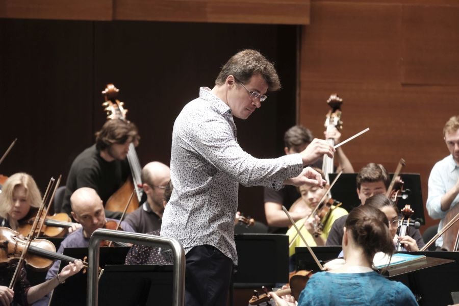 Jakub Hrusa en el ensayo de este jueves con la Mahler Chamber Orchestra. 