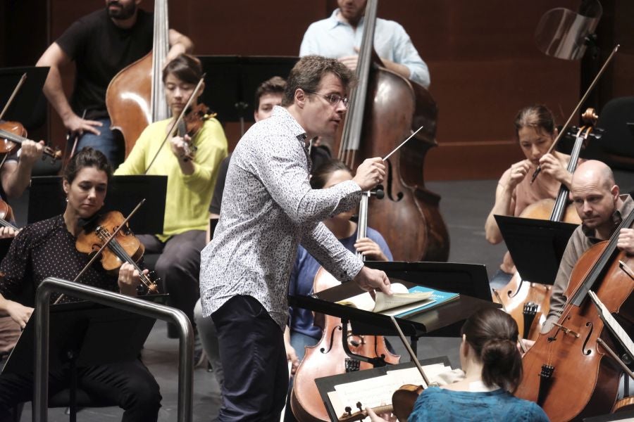 Jakub Hrusa en el ensayo de este jueves con la Mahler Chamber Orchestra. 