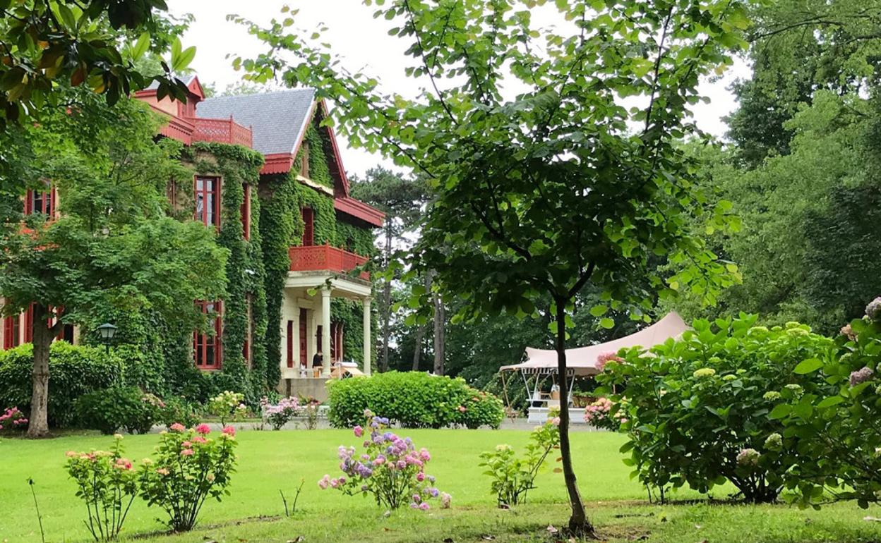 Jardín del palacio donde se organizan bodas y eventos