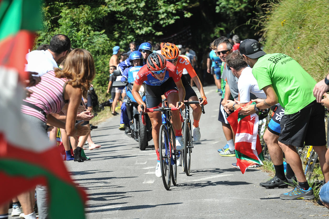 Emoción por todo lo alto en la disputa de la primera edición femenina de la Clásica de San Sebastián, con mucho público animando a las corredoras por todo el recorrido