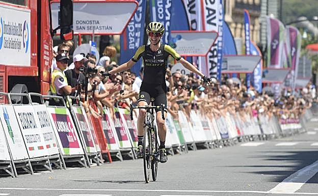Lucy Kennedy llegando en solitario a la meta del Boulevard. 