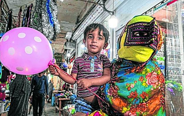 Cada máscara es un mensaje cifrado que explica la condición de la mujer que lo lleva.