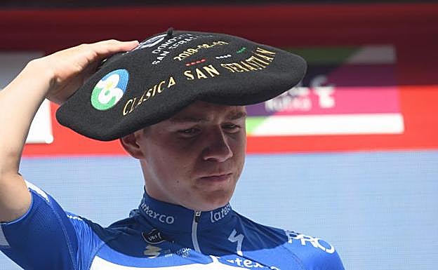 Remco Evenepoel, emocionado en el podio del Boulevard después de que le impusieran la txapela.