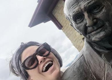 Imagen secundaria 1 - Algunas de sus fotos, con la escultura de Zaragüeta, por Ulía y La Concha. 