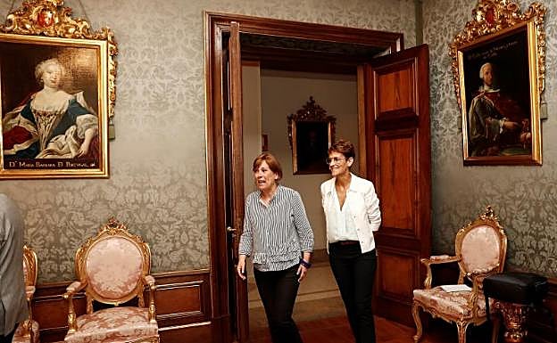 Uxue Barkos y María Chivite acceden al salón del Palacio Foral en el que han ofrecido una rueda de prensa tras el traspaso de poderes. 