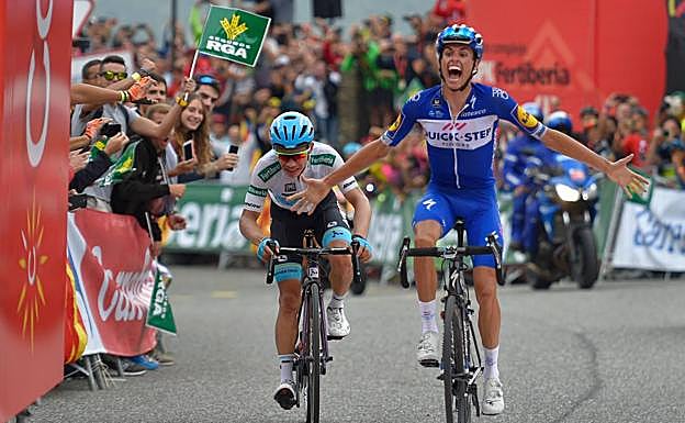 Enric Mas celebra su victoria en la Vuelta a España 2019.