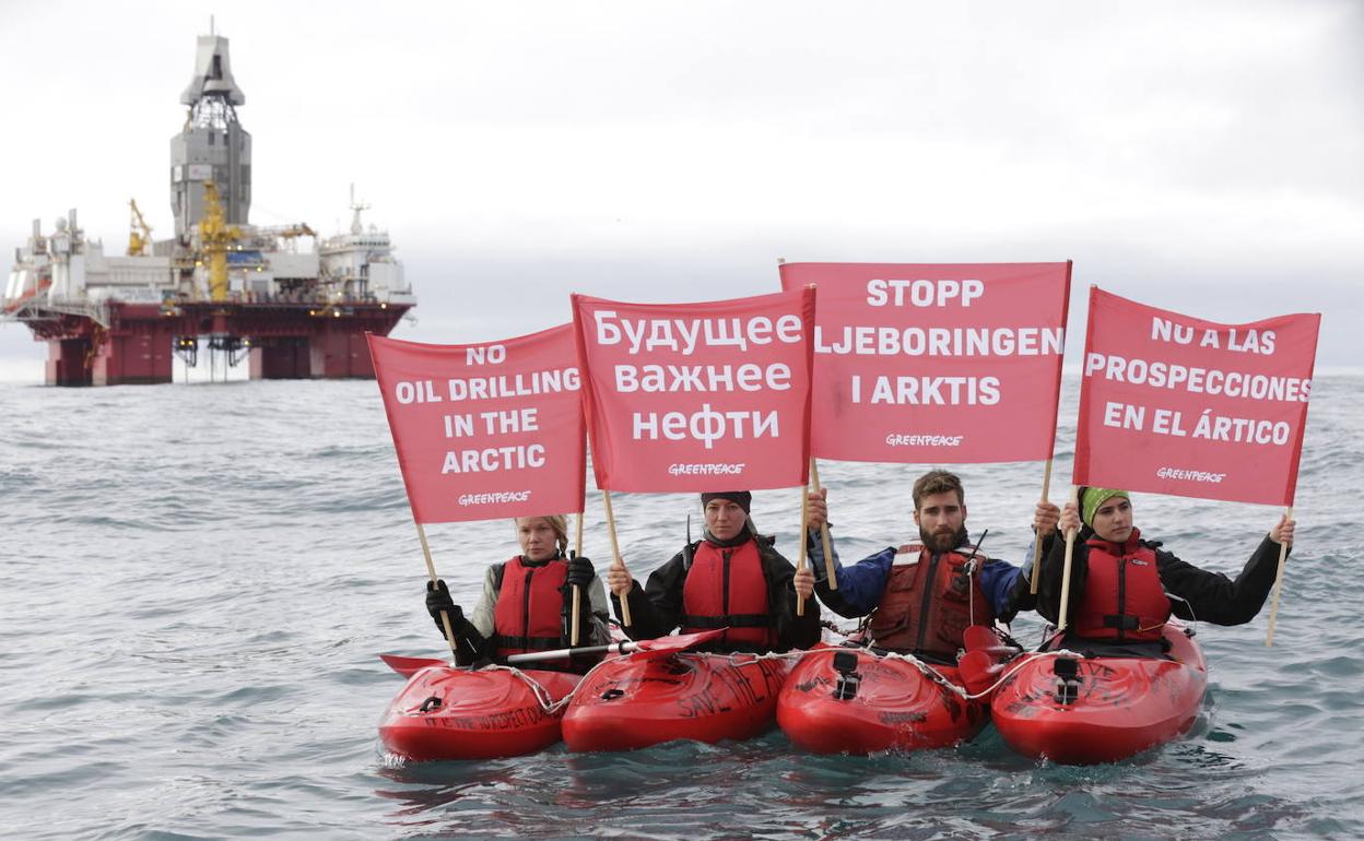 Activistas de Greenpeace protestan contra una plataforma petrolífera