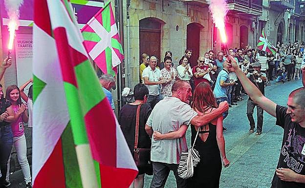 El preso de ETA Xabier Ugarte fue recibido con un 'ongi etorri' a su llegada a Oñati el domingo 28 de julio. :