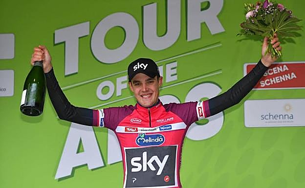 Pavel Sivakov celebra su victoria en el Tour de los Alpes.