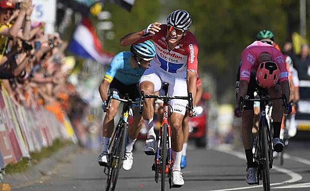 Mathie van der Poel celebra la victoria en la Amstel Gold Race.