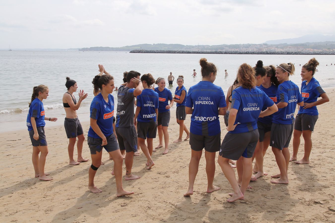 Fotos: Así ha sido el entrenamiento de las jugadoras de Arconada en Hondarribia