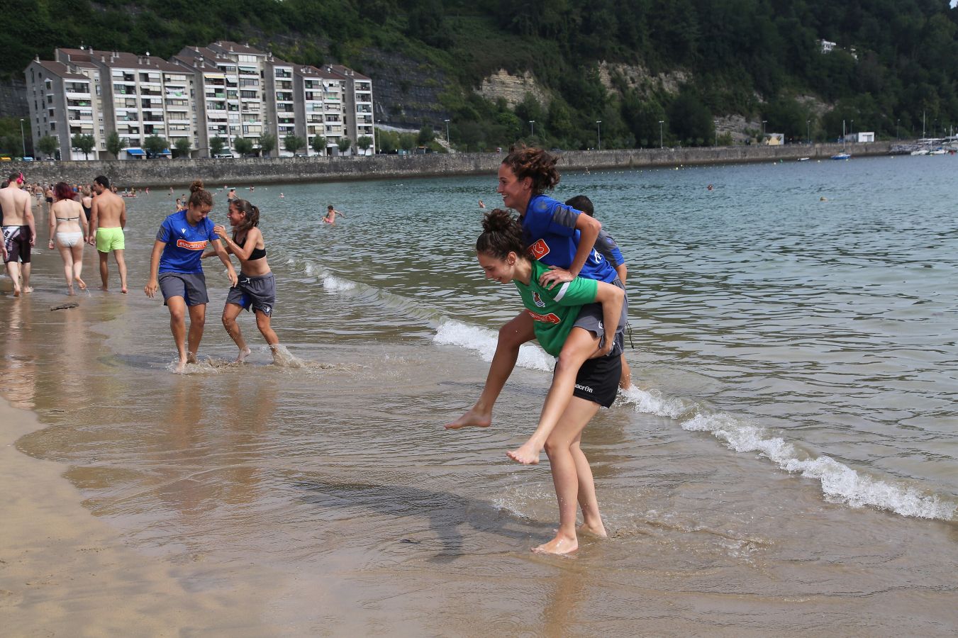 Fotos: Así ha sido el entrenamiento de las jugadoras de Arconada en Hondarribia