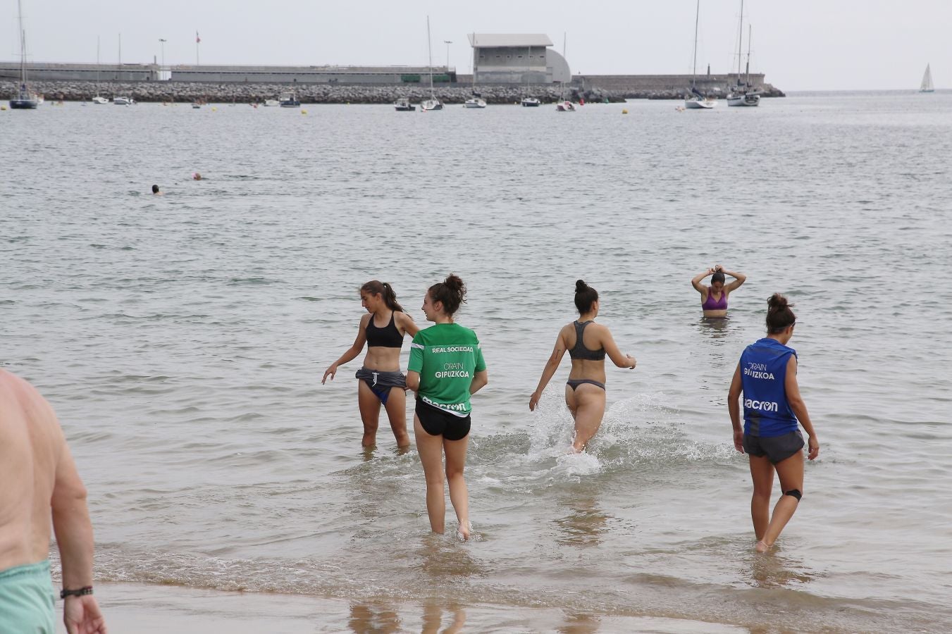 Fotos: Así ha sido el entrenamiento de las jugadoras de Arconada en Hondarribia