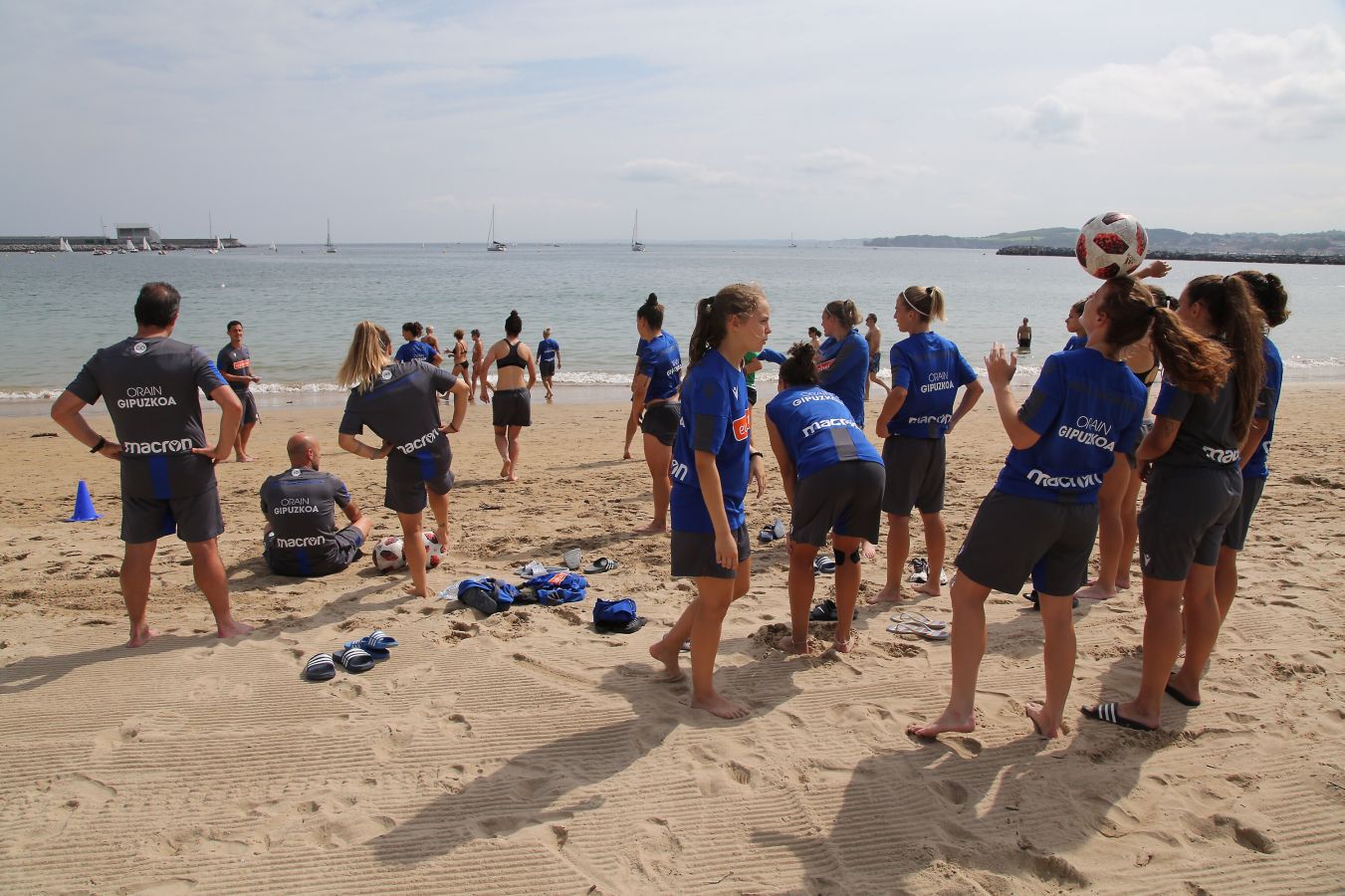 Fotos: Así ha sido el entrenamiento de las jugadoras de Arconada en Hondarribia