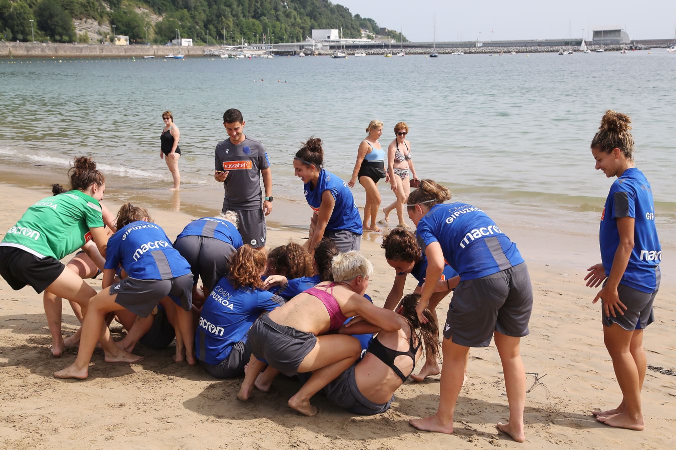 Fotos: Así ha sido el entrenamiento de las jugadoras de Arconada en Hondarribia