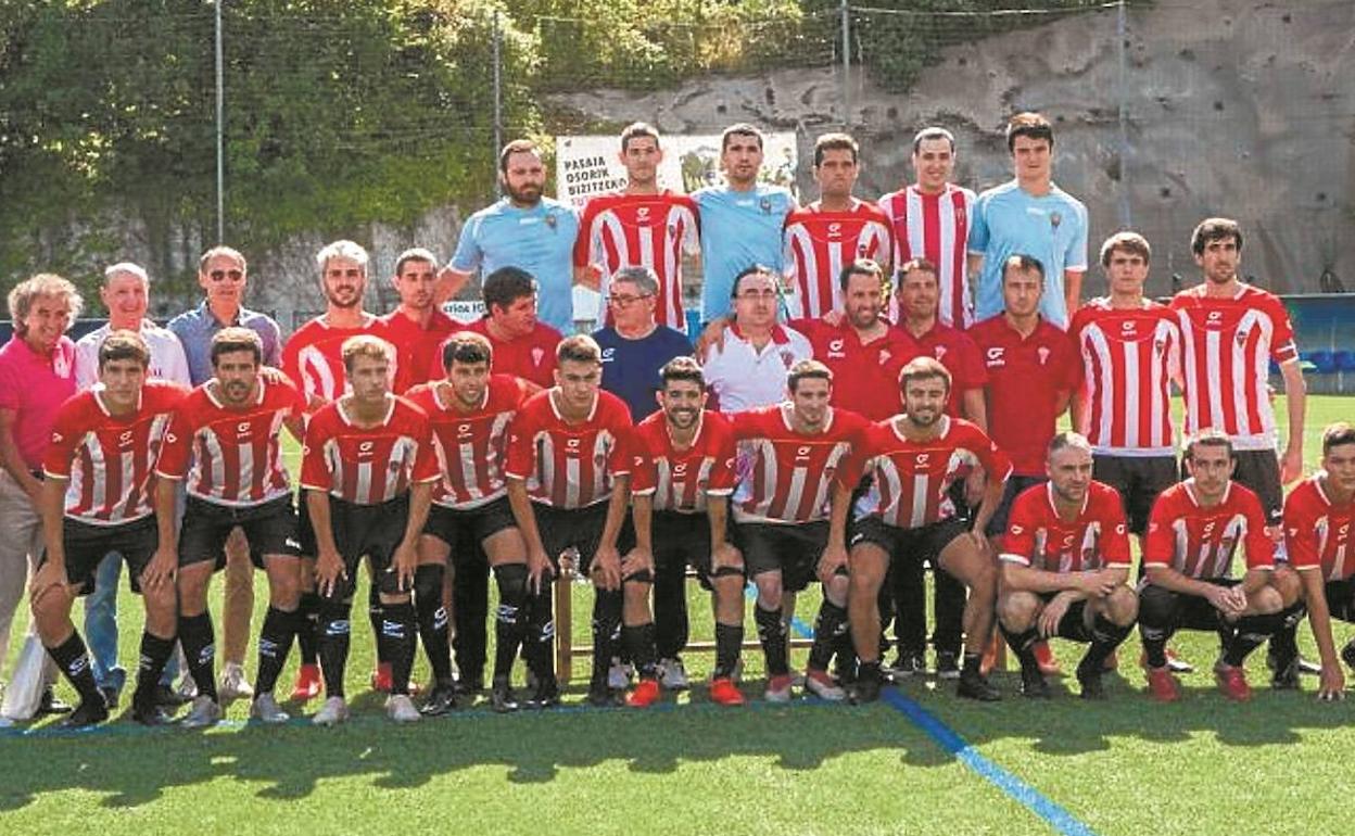 Presentación oficial. Todos los futbolistas del equipo de tercera división del Pasaia, junto al cuerpo técnico, posando para la foto de familia.