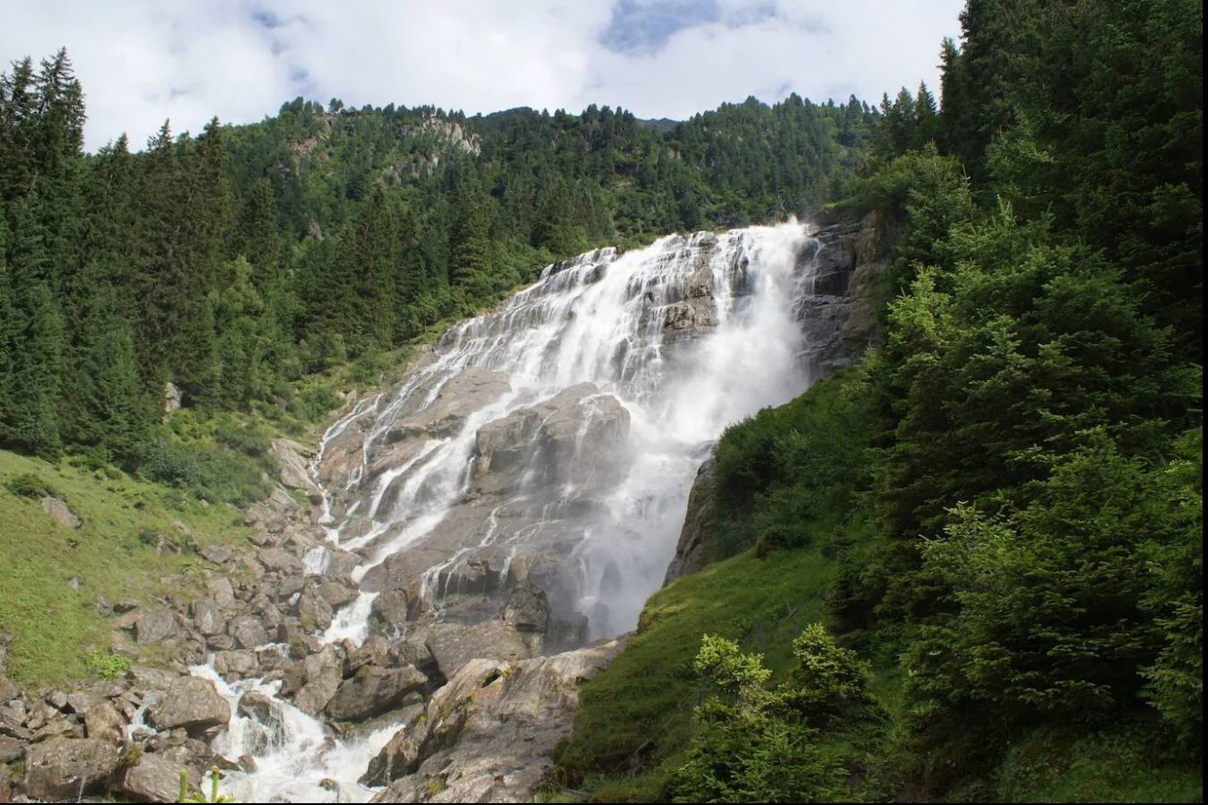 Cascada Grawa. Tirol, Austria. Se encuentra en el Wild Water Trail en el valle de Stubai. Con 85 metros de ancho, se dice que esta cascada es la más amplia de los Alpes orientales.