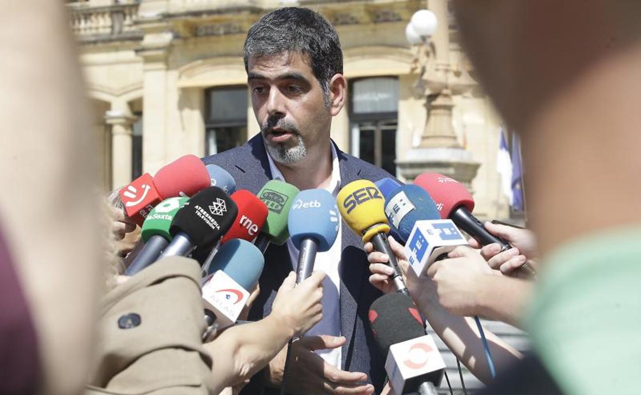 El alcalde de San Sebastián, Eneko Goia, responde a los periodistas durante la concentración de este martes.