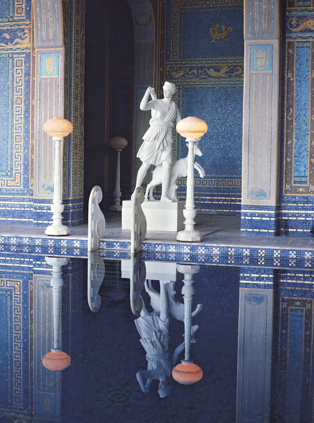 Estatuas Neogriegas y Romanas decoran esta piscina Romana. Aquí podemos ver a Diana, la diosa de la caza.