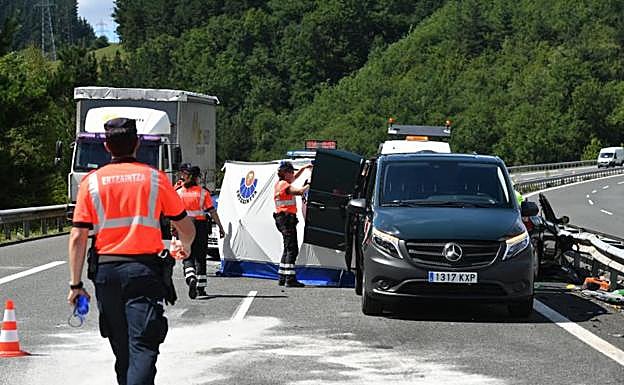 Los ertzainas en el lugar del accidente.