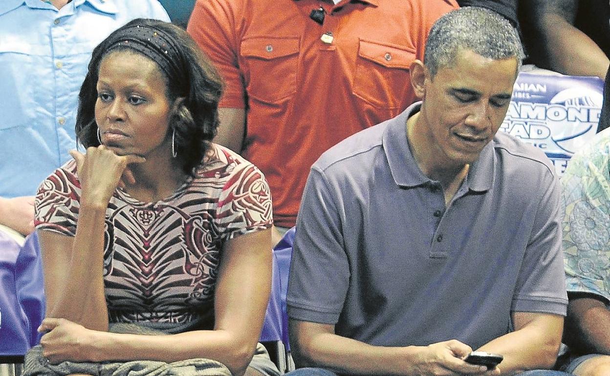 Michelle y Barack, en el descanso de un partido de baloncesto en la Universidad de Oregón. 