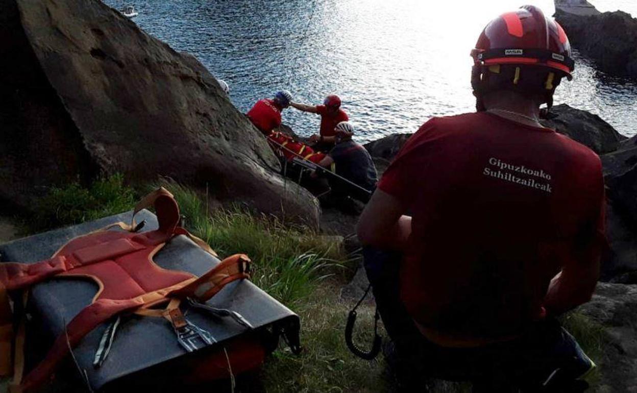 El helicóptero de la Ertzaintza rescata a un escalador herido en la bocana del puerto de Pasaia