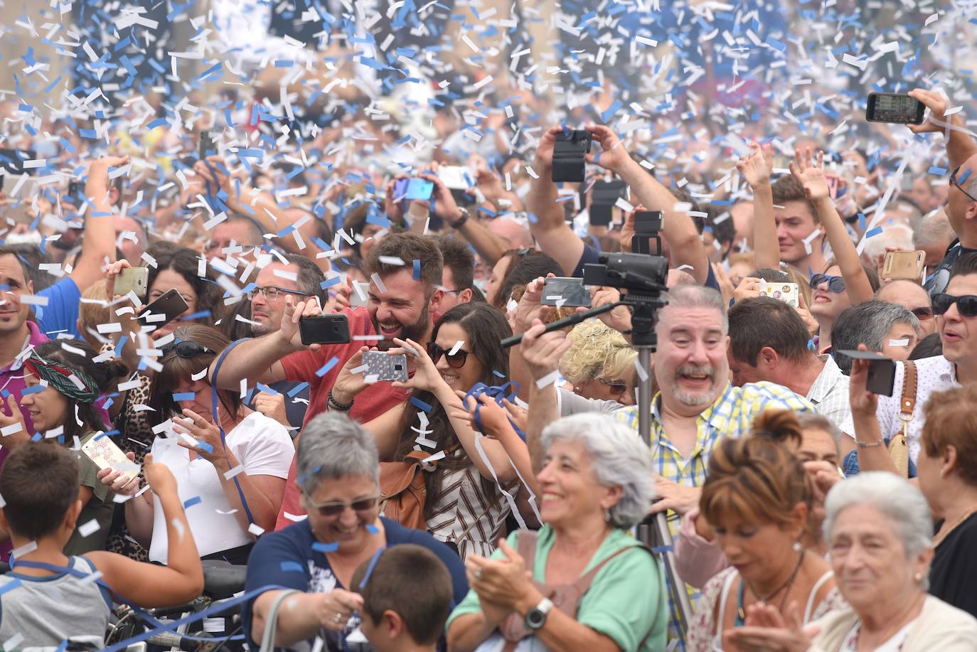 El tiempo respetó y la lluvia no hizo presencia en Donostia durante el inicio festivo de la Semana Grande 2019, lo que permitió que las calles de la ciudad se llenaran de donostiarras y visitantes para disfrutar del Cañonazo y del programa de actividades.