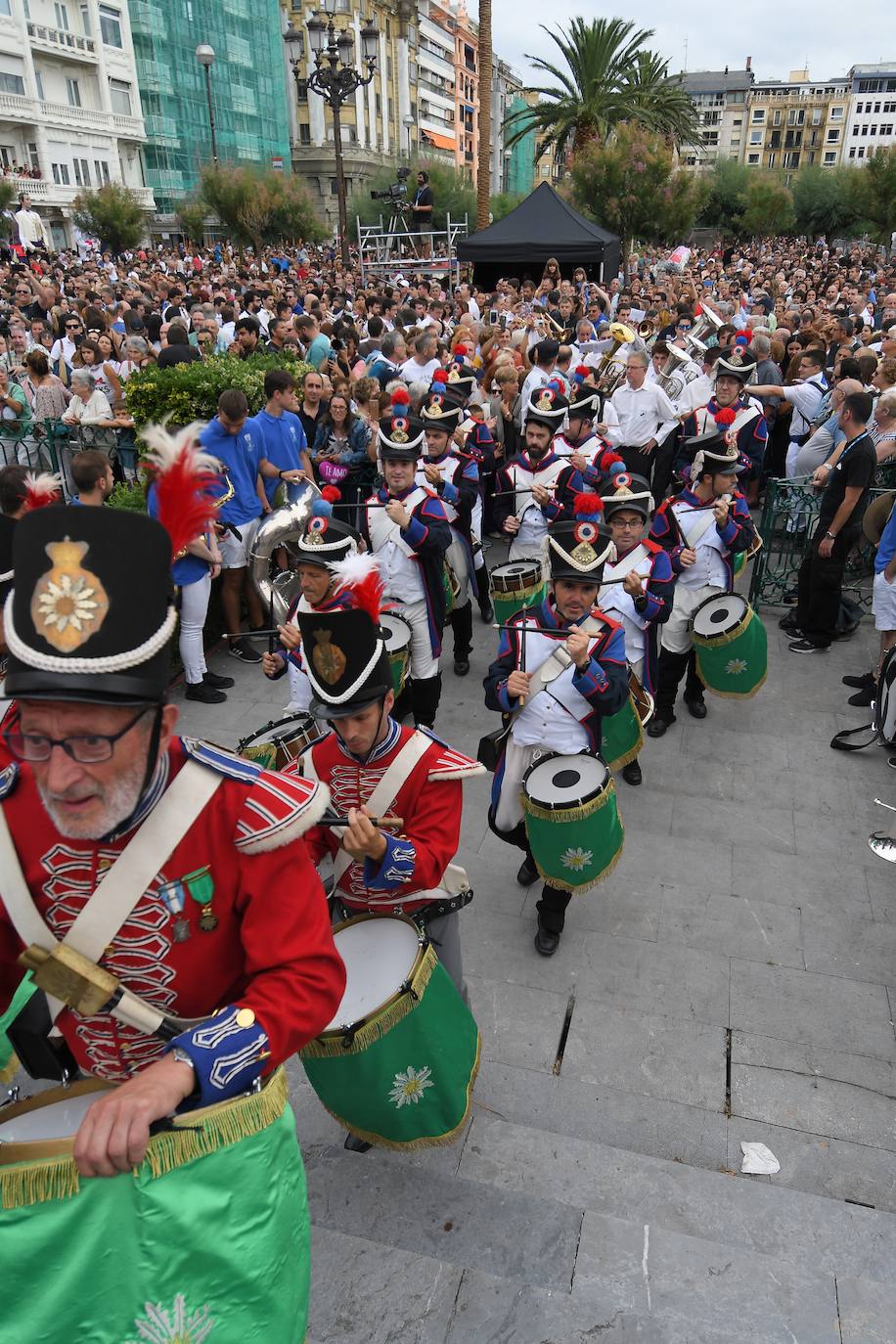 El tiempo respetó y la lluvia no hizo presencia en Donostia durante el inicio festivo de la Semana Grande 2019, lo que permitió que las calles de la ciudad se llenaran de donostiarras y visitantes para disfrutar del Cañonazo y del programa de actividades.