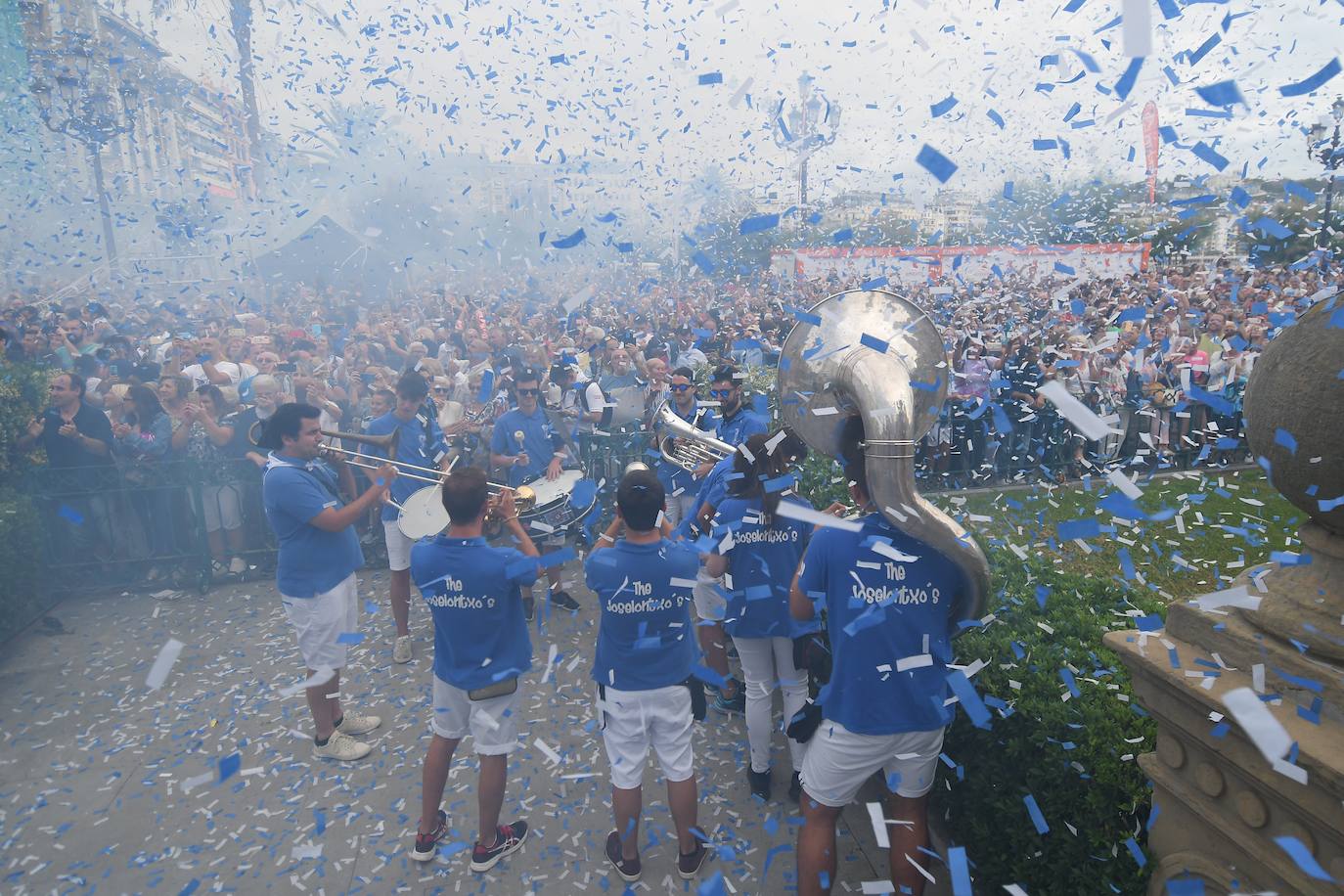 El tiempo respetó y la lluvia no hizo presencia en Donostia durante el inicio festivo de la Semana Grande 2019, lo que permitió que las calles de la ciudad se llenaran de donostiarras y visitantes para disfrutar del Cañonazo y del programa de actividades.