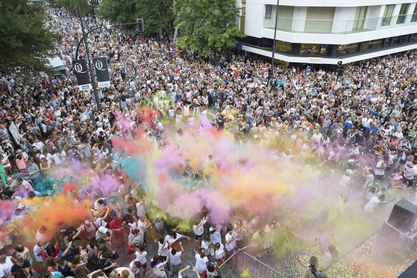 Una de las grandes novedades de esta Aste Nagusia 2019 ha sido la 'holi fest' hindú que se ha organizado en el Boulevard donostiarra