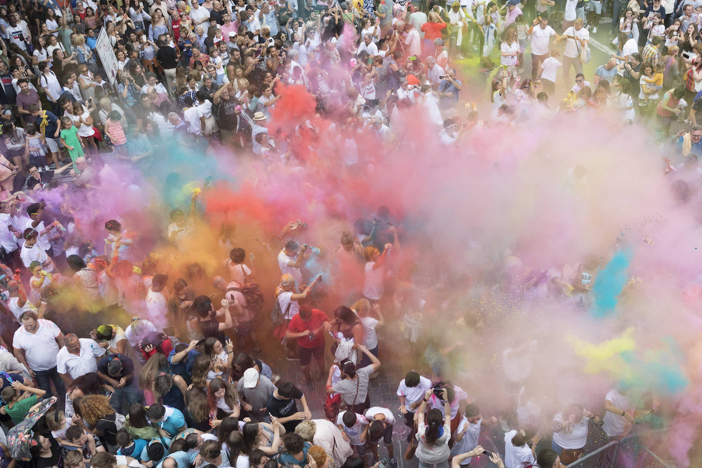 Una de las grandes novedades de esta Aste Nagusia 2019 ha sido la 'holi fest' hindú que se ha organizado en el Boulevard donostiarra