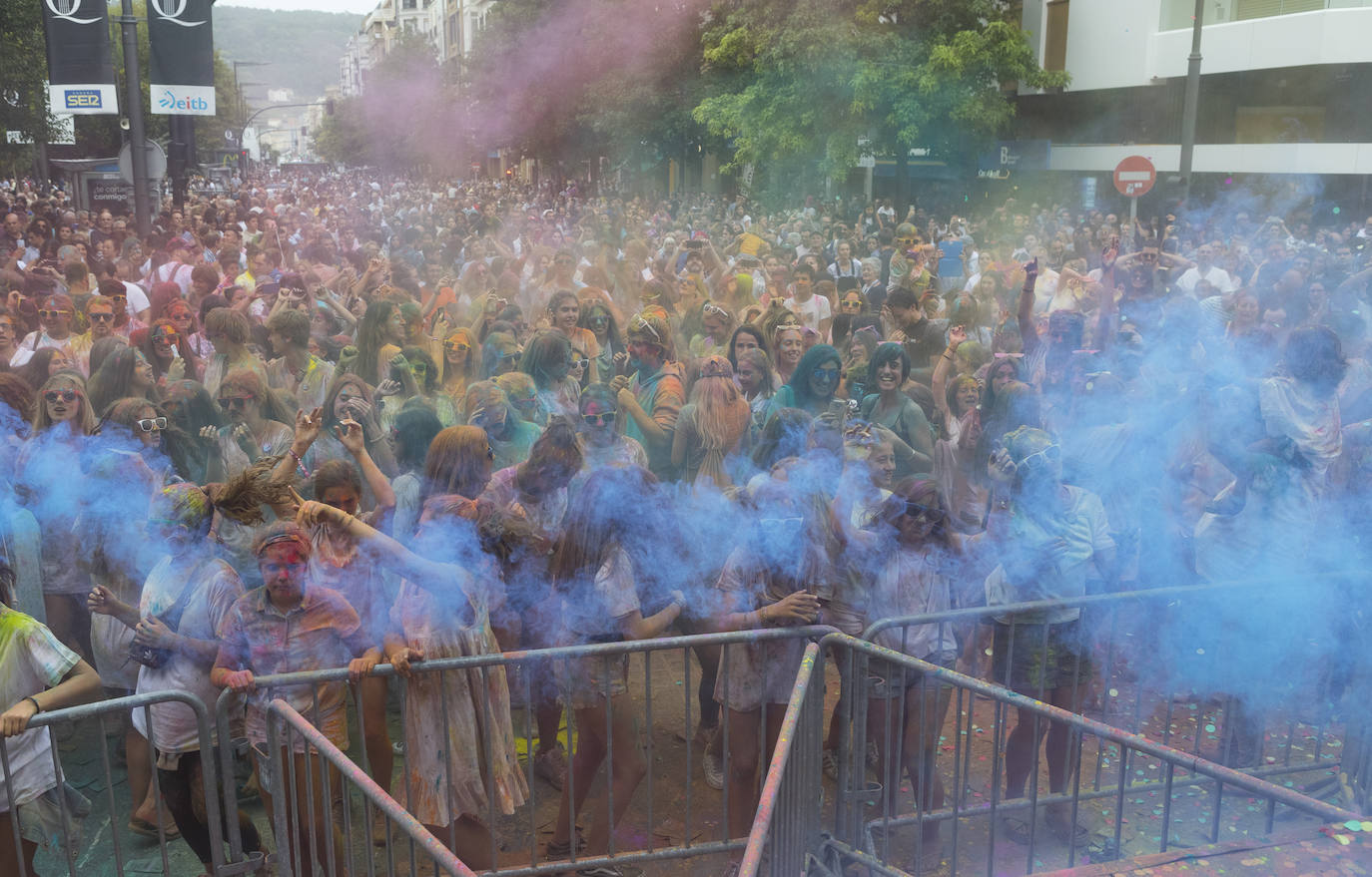 Una de las grandes novedades de esta Aste Nagusia 2019 ha sido la 'holi fest' hindú que se ha organizado en el Boulevard donostiarra