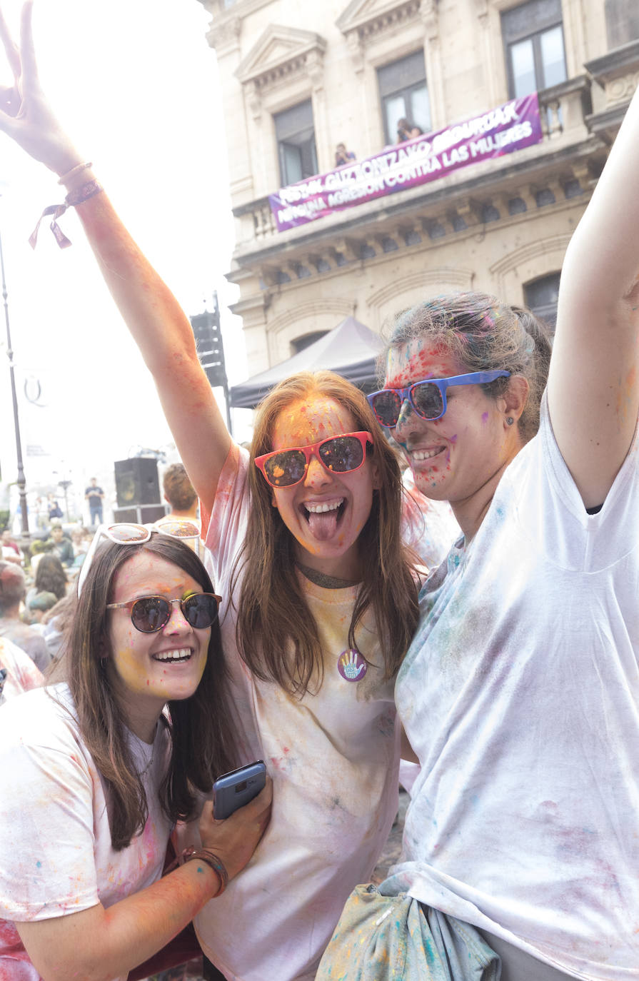 Una de las grandes novedades de esta Aste Nagusia 2019 ha sido la 'holi fest' hindú que se ha organizado en el Boulevard donostiarra