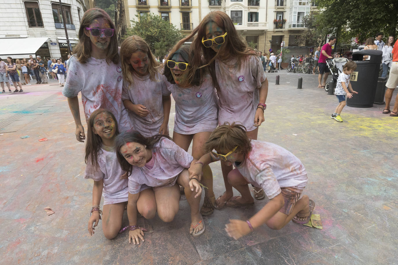 Una de las grandes novedades de esta Aste Nagusia 2019 ha sido la 'holi fest' hindú que se ha organizado en el Boulevard donostiarra