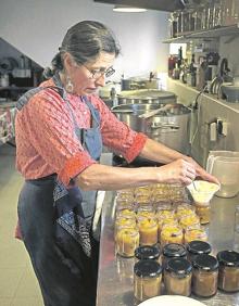 Imagen secundaria 2 - José Manuel Pilo, regidor de Fermoselle, delante de su pueblo. Abajo, Inés y Manuel, los últimos abuelos de Fornillos, pedanía donde se han instalado Teresa Cotorruelo, que elabora mermeladas.